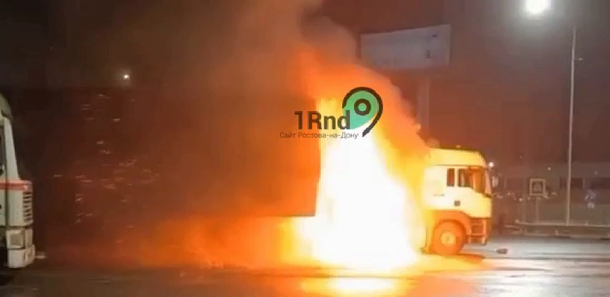 Фото: Сгоревшая на трассе Ростов - Таганрог фура, кадр очевидца