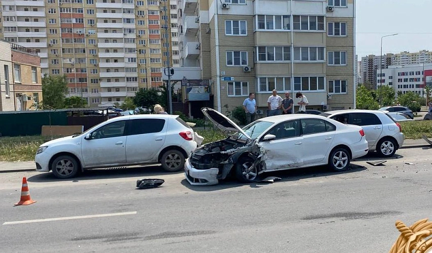 Фото: тройное ДТП на Суворовском 5 июня, кадр ГАИ РО