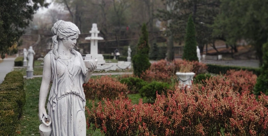 Фото: Женская скульптура в ростовском парке Горького , кадр 1rnd