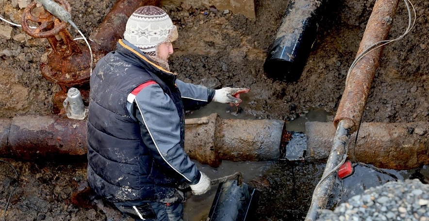 Фото: Работник водоканала на месте коммунальной ЧС, кадр ВК Ростовводоканала