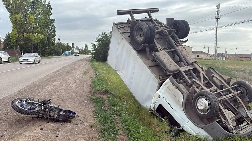 Фото: подростки опрокинули "Газель" в ДТП, кадр ГАИ РО