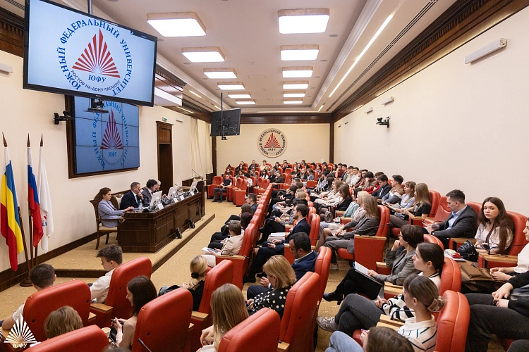 Фото: В ЮФУ прошла конференция, посвященная 20-летию системы страхования вкладов, фото - пресс-центр ЮФУ