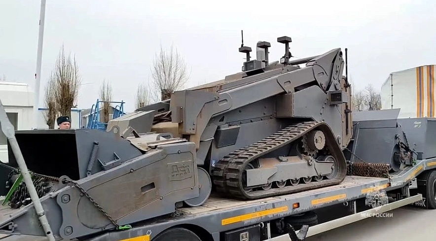 Фото: Робот для разминирования территорий, кадр МЧС