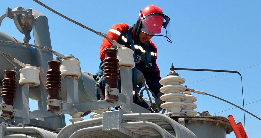 Фото: Специалист «Россети Юг» – «Ростовнерго» за работой, кадр пресс-службы