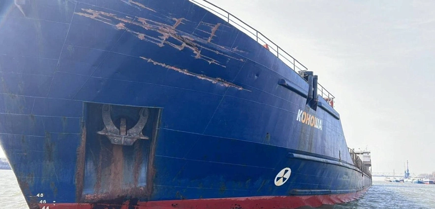 Фото: Теплоход "Коноша" после столкновения с "Сормовским", кадр СКР