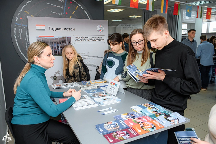 Фото: ярмарка международных программ обмена // кадр ЮФУ