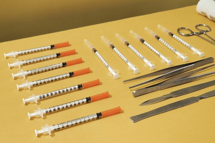 Фото: инсулиновые шприцы, изображение от freepik