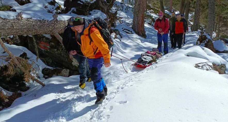 Фото: Спасение туристки из Ростовской области в ущелье Юсенги, кадр МЧС КБР