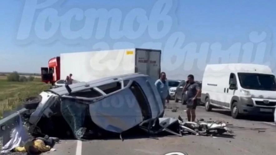 Фото: В Ростовской области 2 человека погибли в ДТП из-за уснувшего водителя / кадр из тг-канала "Ростов главный"