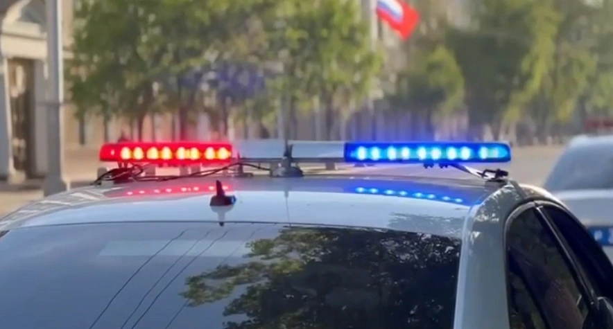 Фото: машина ДПС со включённым спецсигналом, кадр ГАИ РО