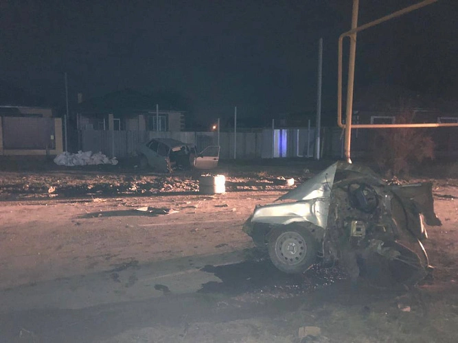 Фото: Автомобиль разорвало пополам при столкновении с газовой опорой в Ростовской области // фото ГИБДД РО
