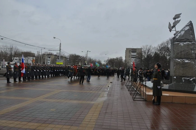 Фото: Бойцы ЧВК «Вагнер» возложили цветы к памятнику воинам-интернационалистам в Ростове, фото из публикаций 1rnd