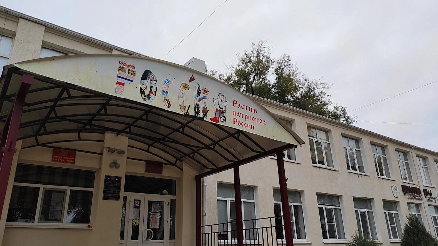 Фото: Во дворе школы №4 Батайска, кадр 1rnd