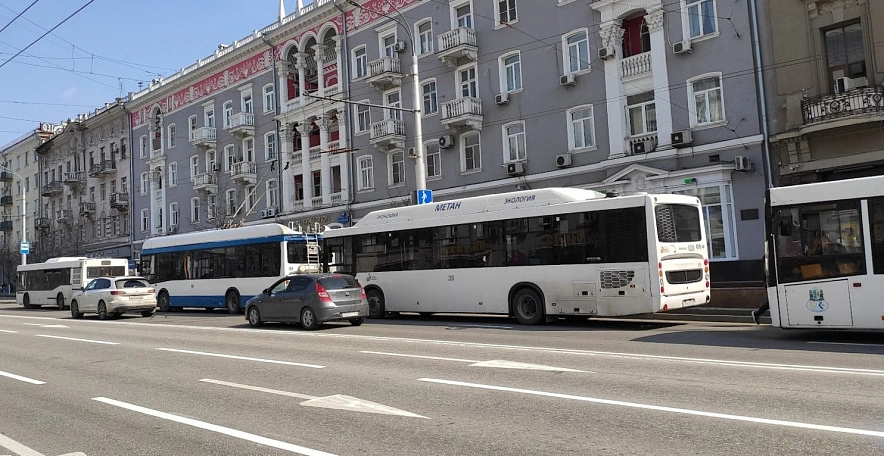 Фото: автобусы на остановке "Цум" в Ростове, кадр 1rnd