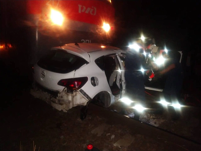 Фото: Под Таганрогом скорый поезд снёс иномарку с водителем за рулем // фото ГИБДД РО