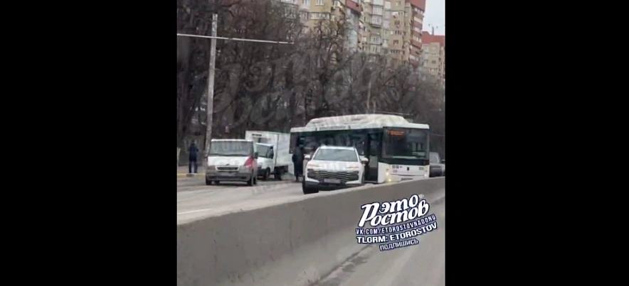 Фото: ДТП в Ростове // скриншот видео из ТГ-канала "Это Ростов новости"