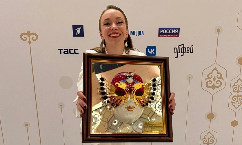 Фото: Анастасия Балака с "Золотой Маской", кадр из ВК музтеатра