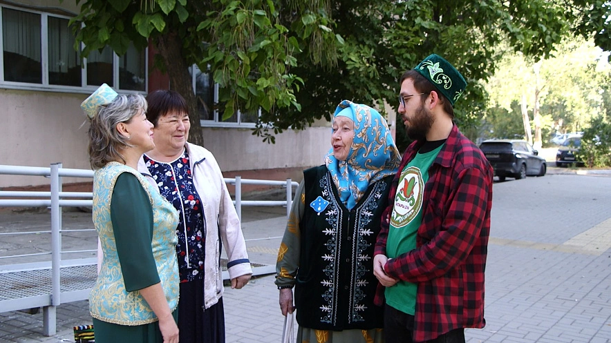 Фото: жители приходят на выборы в национальных костюмах