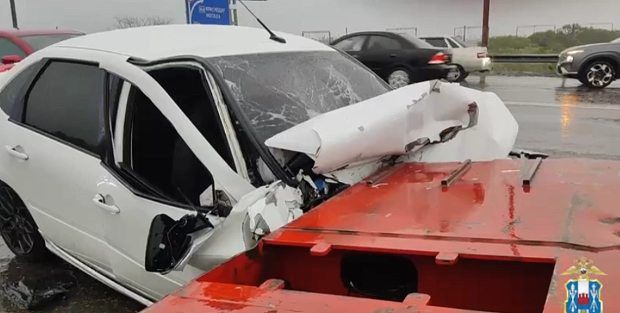 Фото: ДТП с автопоездом на въезде в Батайск, кадр ГАИ