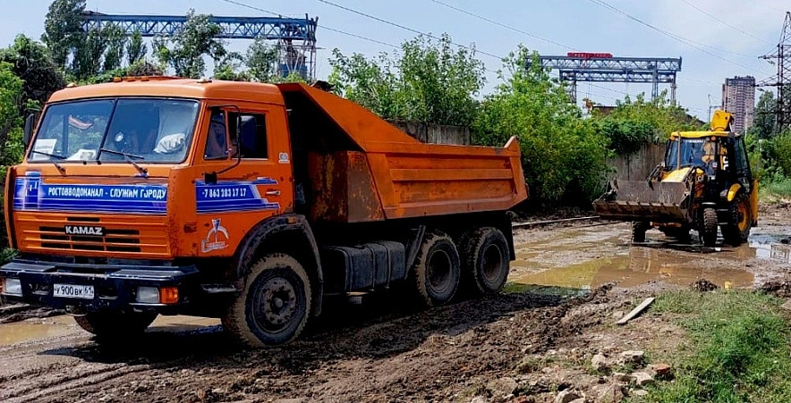 Фото: Техника Ростовводоканала на месте ремонта, фото - ВК компании