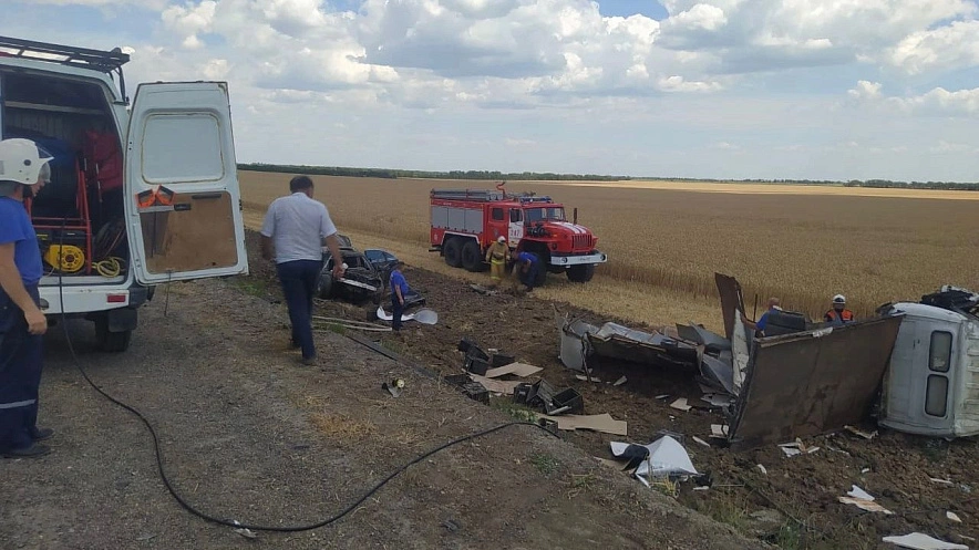 Фото: Под Таганрогом в ДТП два автомобиля слетели в кювет, один водитель погиб / Фото ДПЧС по РО 