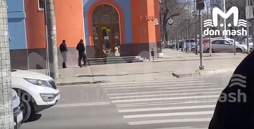 Фото: силовики входя в здание Ростовводоканала // кадр Don Mash