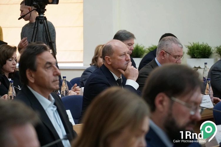 Фото: Александр Скрябин (посередине) // кадр 1rnd