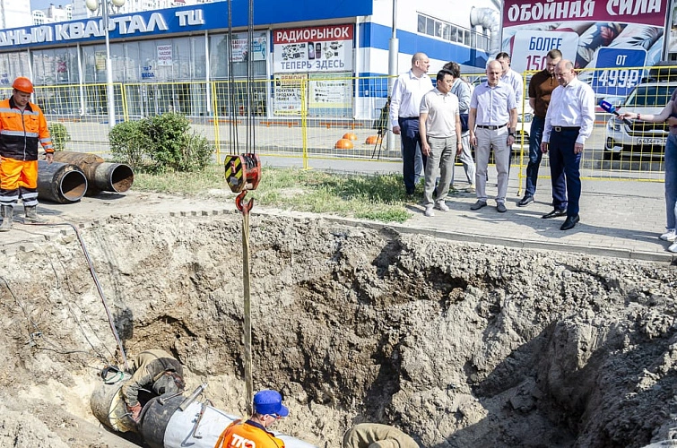 Фото: Александр Скрябин на теплотрассе на Ерёменко, кадр пресс-службы администрации Ростова