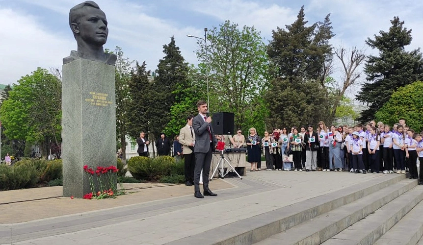 Фото: Ростовские студенты организовали флешмоб в честь Дня космонавтики, фото - 1rnd