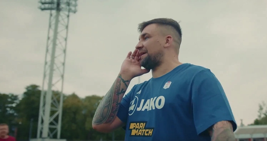 Фото: Баста на стадионе своего клуба СКА-Ростов, кадр пресс-службы клуба