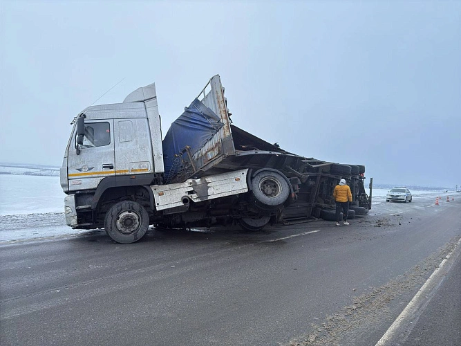 Фото: фура опрокинулась под Шахтами \\ кадр УГИБДД РО