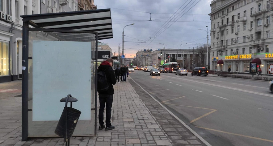 Фото: автобусная остановка в центре Ростова, кадр 1rnd