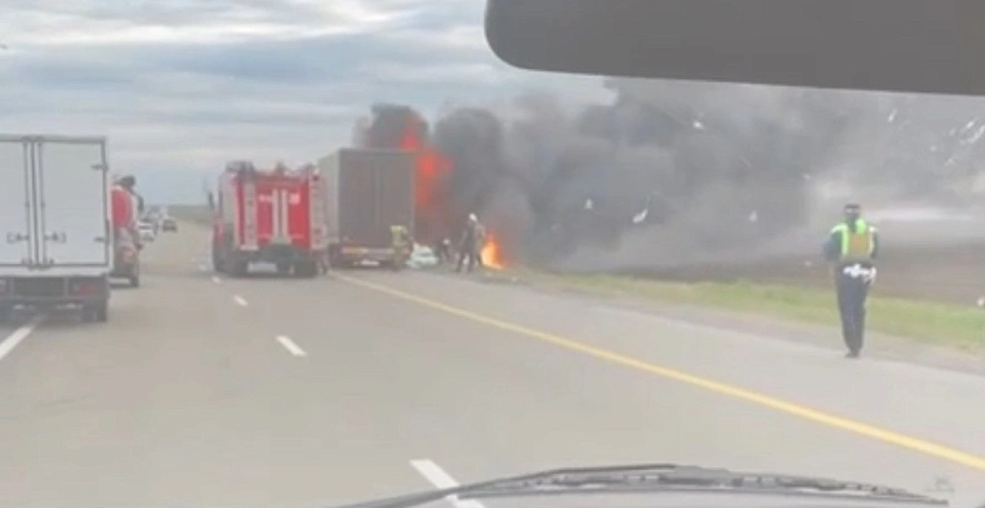 Фото: В Ростовской области загорелся грузовик на трассе М-4 «Дон», кадр из видео очевидцев