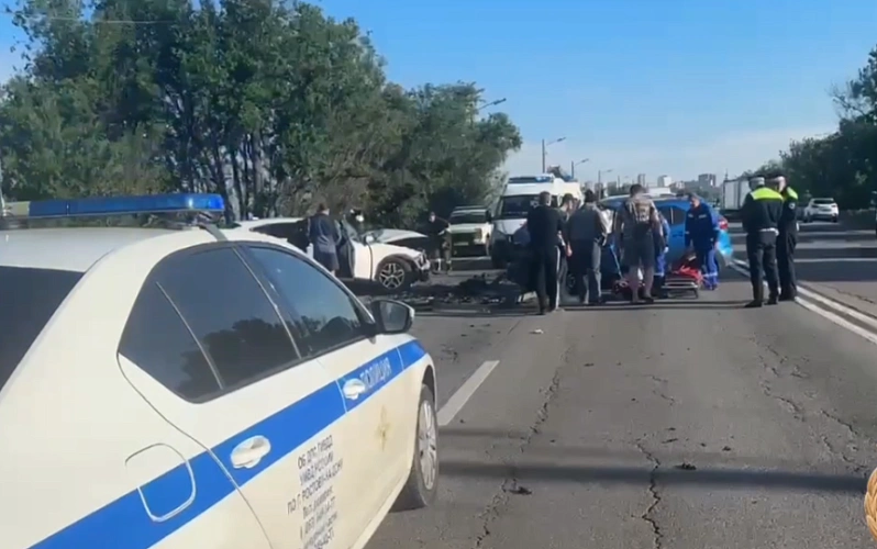 Фото:  ДТП на западном въезде в Ростов 20 мая, кадр ГАИ