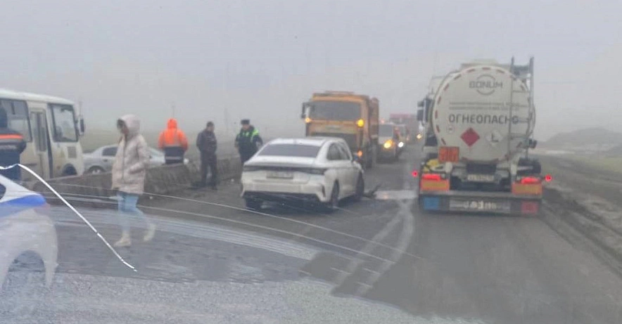 Фото: ДТП на трассе Ростов - Таганрог, кадр ТГ Таганрог.Происшествия