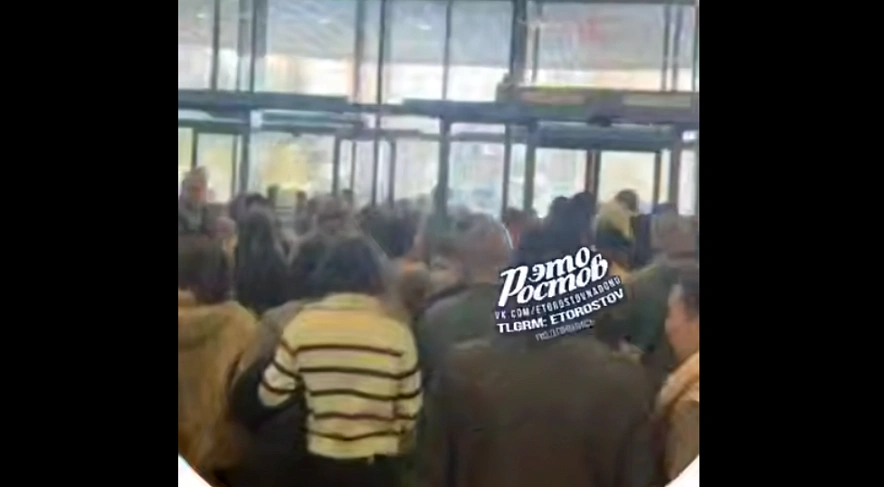 Фото: посетители ТЦ "Парк" покидают здание // скриншот видео из ТГ-канала "Это Ростов новости"