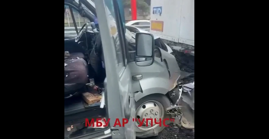 Фото: "Газель" с детьми сплющило между грузовиков, кадр спасателей