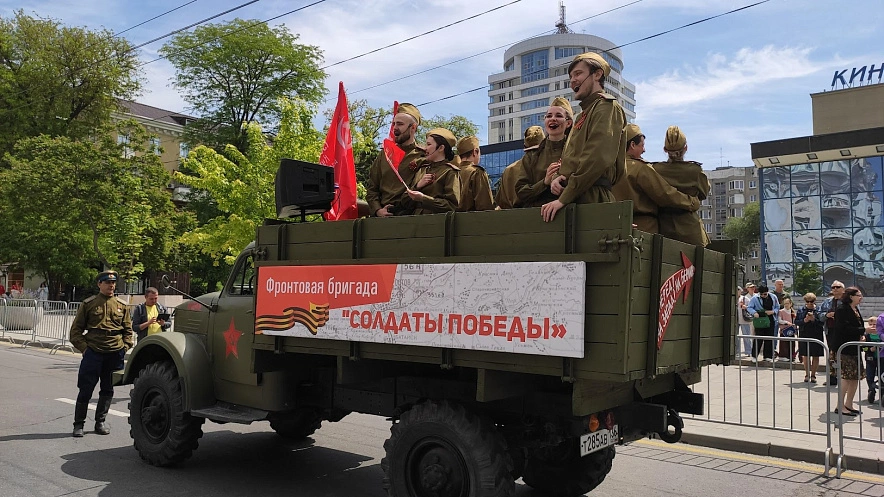 Фото: артисты на полуторке в Ростове, кадр 1rnd