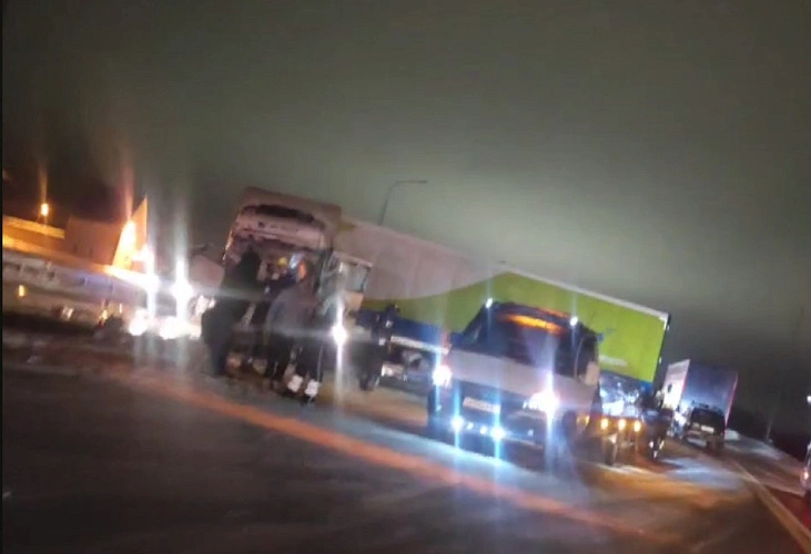 Фото: В Ростовской области на трассе М-4 «Дон» фура перекрыла движение// кадр УГИБДД