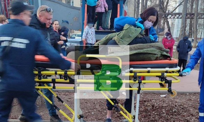 Фото: ребёнка забирает скорая после падения с "ракеты" в Авиагородке, кадр battime.ru