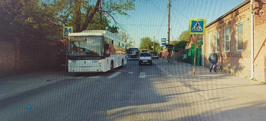 Фото: Автобус сбил девушку в Ростове, кадр ГИБДД