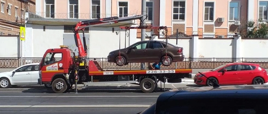 Фото: Эвакуация машины в Ростове-на-Дону, кадр из архива 1rnd