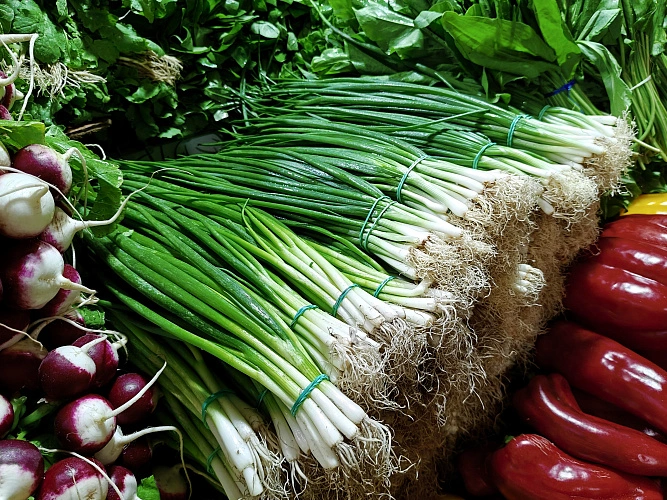 Фото: зелёный лук на Северном рынке // фото 1rnd