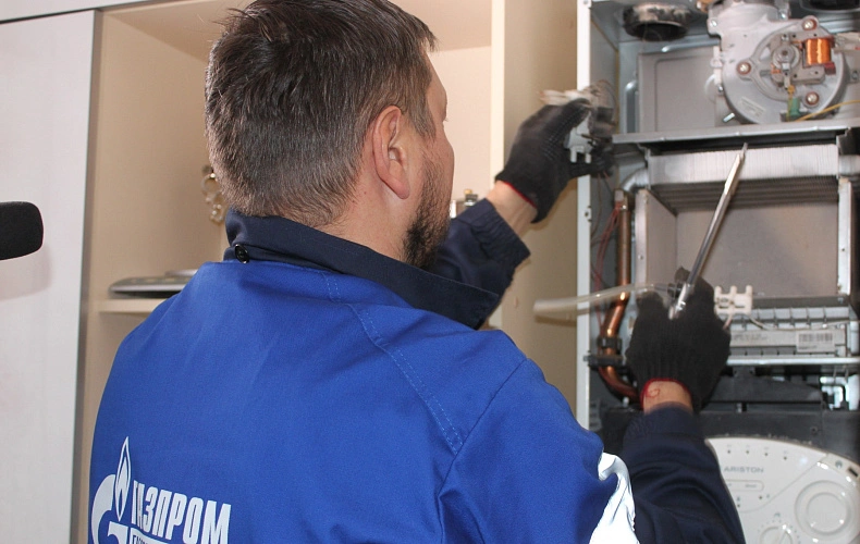 Фото: газовшик в квартире МКД // кадр из публикаций 1rnd.ru