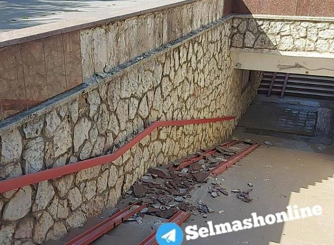 Фото: обрушение плитки в подземном переходе на Шолохова, кадр ТГ Сельмаш онлайн