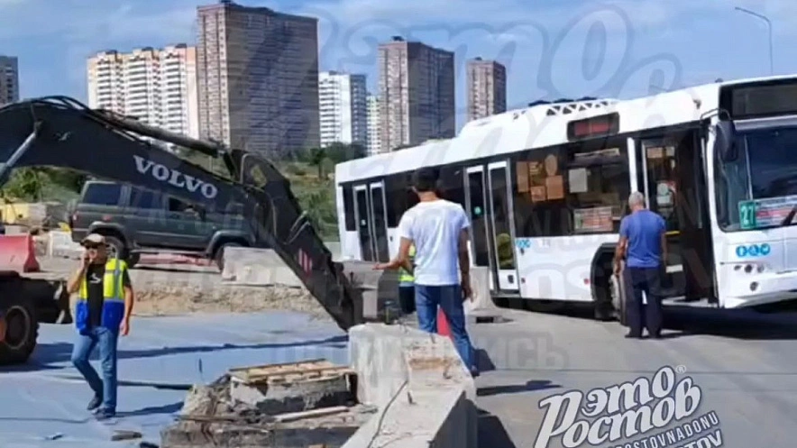 Фото: В Ростове автобус провалился под асфальт спустя сутки после ремонта дороги / фото: тг-канал "Это Ростов"