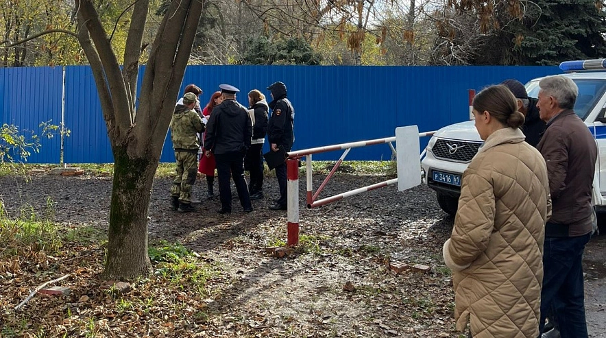 Фото: Забор, за которым уничтожают рощу на улице Зелёной / кадр очевидца