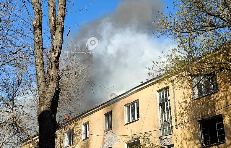 Фото: горит кровля дома на Мечникова, 53