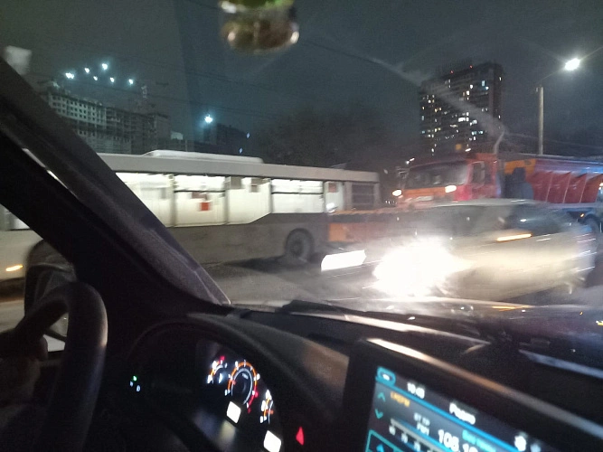 Фото: В Ростове снегоуборочный КАМАЗ и автобус столкнулись на проспекте Стачки // фото 1rnd