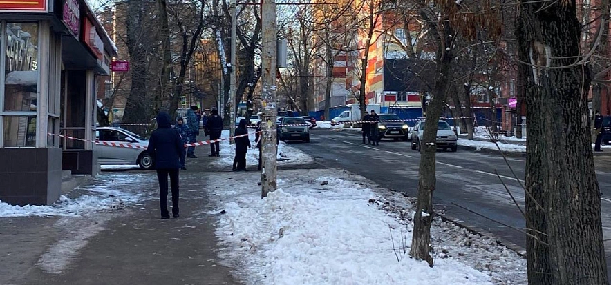 Фото:  сигнальные ленты возле места падения БПЛА в Ростове, ТГ Сельмаш News